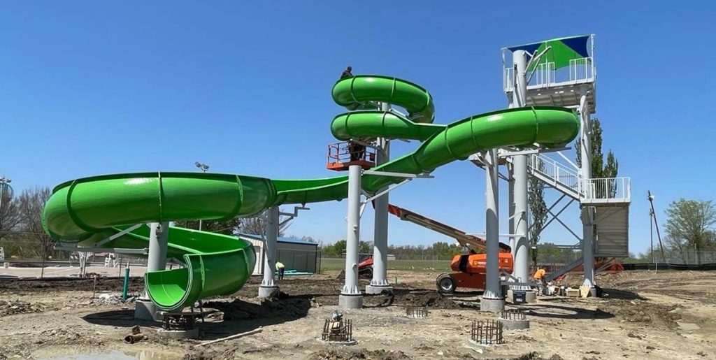 Contract crews install Sooner Pool slides City of Bartlesville